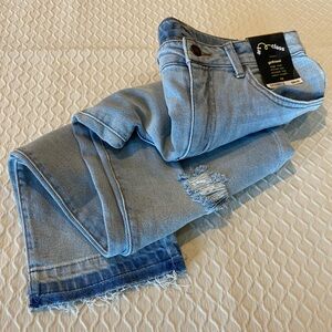 Art Class Girls Light Wash Blue Jeans. Gently Distressed. Raw Hems. Size 16. New